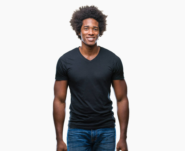 Hombre afroamericano sobre fondo aislado con una sonrisa alegre y fresca en la cara. Persona afortunada
. - Foto, imagen