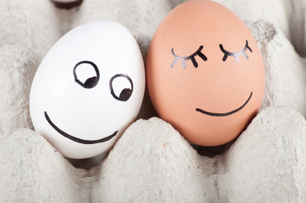 dos huevos sonrientes divertidos en un paquete
 - Foto, Imagen