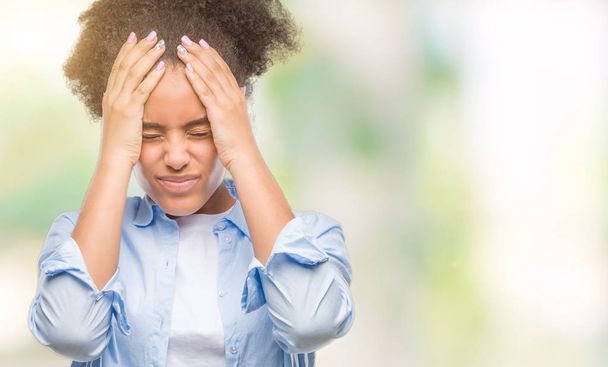 Nuori afro amerikkalainen nainen yli eristetty tausta kärsii päänsärky epätoivoinen ja stressaantunut, koska kipu ja migreeni. Kädet pään päälle.
. - Valokuva, kuva