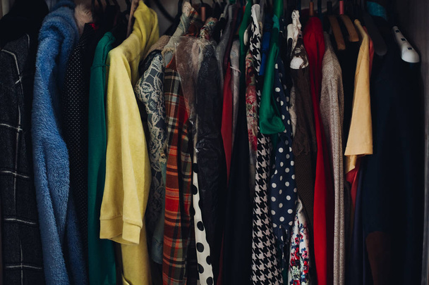 Bastidor de ropa diferente en el armario en la tienda de moda
. - Foto, imagen