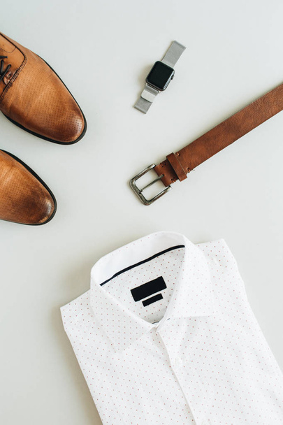 Composición de moda masculina con reloj, camisa, cinturón y zapatos. Piso laico, vista superior mirada mínima
. - Foto, Imagen
