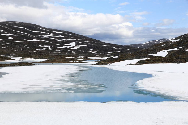 Norway lake landscape in mountain valley - Strynefjellet range. - Foto, Imagem