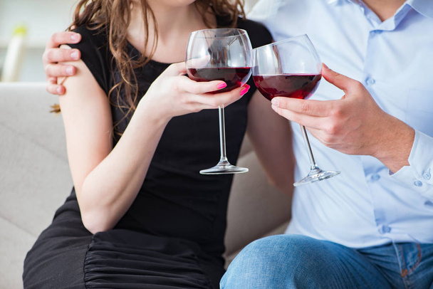 Nuori pari juo viiniä romanttinen käsite - Valokuva, kuva