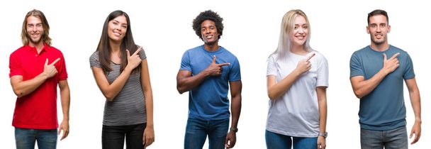 アフリカ系アメリカ人、ヒスパニックおよび手と、カメラ目線の顔に幸せで自然な表現のある側までの指で指している顔の笑顔で陽気な分離の白い背景の上の人の白人グループの構成. - 写真・画像