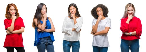 Collage di gruppo di belle donne cinesi, asiatiche, afroamericane, caucasiche su sfondo isolato guardando fiducioso la fotocamera con sorriso a braccia incrociate e mano alzata sul mento. Pensare positivo
. - Foto, immagini