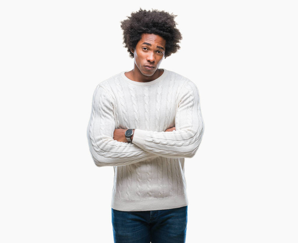 Afro-Amerikaanse man over geïsoleerde achtergrond scepticus en nerveus, afkeurende uitdrukking op het gezicht met gekruiste armen. Negatief persoon. - Foto, afbeelding