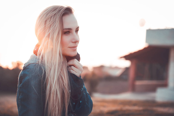 Retrato de mulher de moda, linda menina loira ao ar livre na luz do pôr do sol, estilo de outono, vida urbana dos jovens
 - Foto, Imagem
