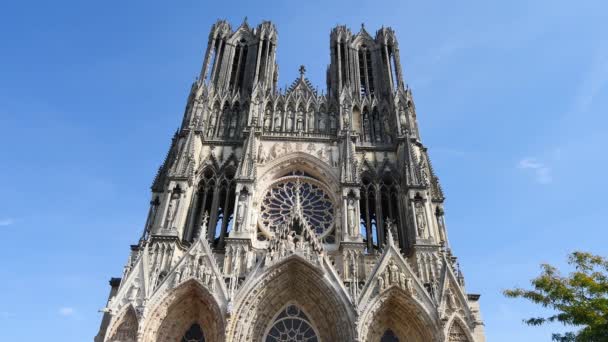 Onze lieve vrouw van Reims (in het Frans "Notre-Dame de Reims") is een rooms-katholieke kathedraal in Reims, Frankrijk, in de hoge gotische stijl gebouwd. Gevel van de kerk. Reims is een stad in het noordoosten van Frankrijk. - Video