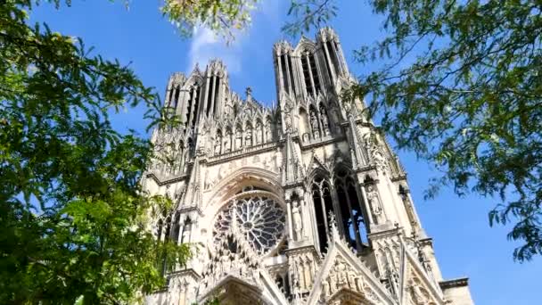 Our Lady Reims (içinde Fransız "Notre-Dame de Reims") Roma Katolik Katedrali Reims, Fransa, yüksek Gotik tarzda inşa edilmiş olduğunu. Reims, Fransa Grand Est bölgesinde bir şehirdir. - Video, Çekim
