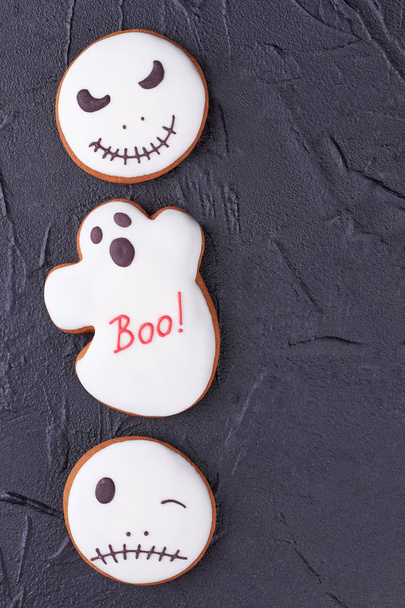 Grens van witte Halloween peperkoek cookies. - Foto, afbeelding