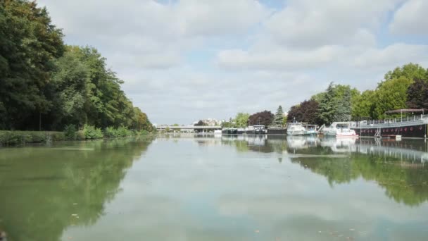 運河の時間経過。ランス、町東フランス ・ パリのあるマルヌへエーヌのリンク運河運河のほとり、それは歩くことができます。. - 映像、動画