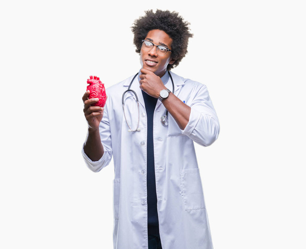 Афро-американських кардіолог лікар людини над ізольованих фон серйозним обличчям, думаючи про питання, дуже плутати ідея - Фото, зображення