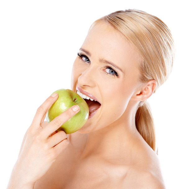 Hermosa chica está mordiendo manzana fresca
 - Foto, imagen