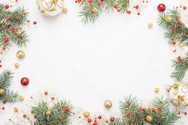 Luc fenyő, vörös & arany karácsonyi díszek, fehér alapon világos karácsonyi keretén. Másolja a hely. Téli ünnepek, szilveszteri. - Fotó, kép