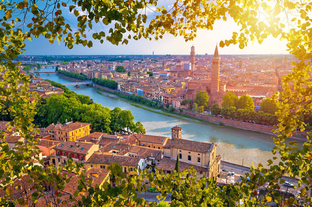 Ciy di Verona e Adige vista aerea sul fiume attraverso la cornice fogliare, meta turistica in Veneto
 - Foto, immagini