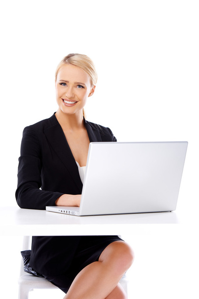 Glimlachende zakenvrouw laptopcomputer gebruikt - Foto, afbeelding