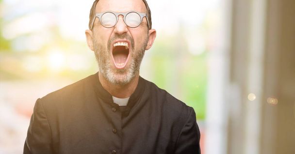 Ιερέας θρησκεία άνθρωπος αγχωτικός, τρομαγμένος στον πανικό, φωνάζει εξοργισμένος και απογοητευμένοι. Δυσάρεστη χειρονομία. Ενοχλητικό εργασίας με τρελαίνει - Φωτογραφία, εικόνα
