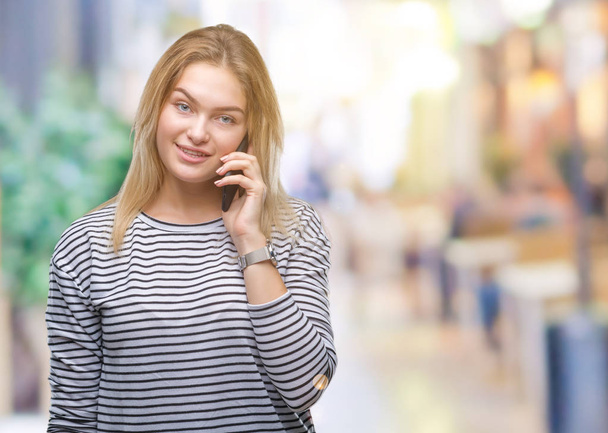 Mulher branca jovem mostrando tela do smartphone sobre fundo isolado com um rosto feliz de pé e sorrindo com um sorriso confiante mostrando dentes
 - Foto, Imagem