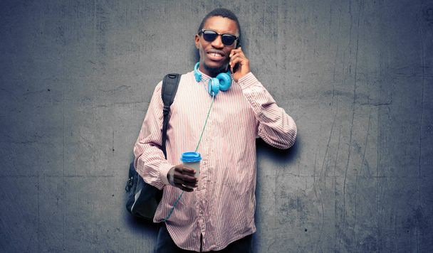 Afrikanischer Schwarzer Student spricht fröhlich mit Smartphone-Handy - Foto, Bild