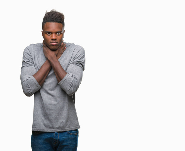 Молодой африканский американец на изолированном фоне кричит и задыхается, потому что болезненно душит. Проблемы со здоровьем Концепция асфиксии и самоубийства
. - Фото, изображение