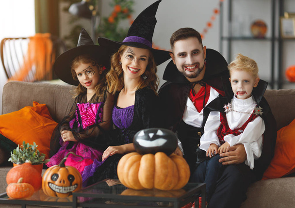 heureuse famille mère père et enfants en costumes et maquillage sur une célébration de Hallowee
 - Photo, image