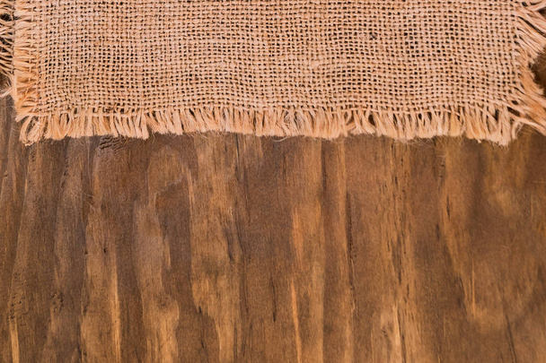 Tkaniny lniane z surowca tkaniny na podłoże drewniane. - Zdjęcie, obraz
