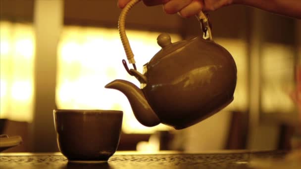 Acqua calda versando dalla teiera alla tazza di tè
 - Filmati, video