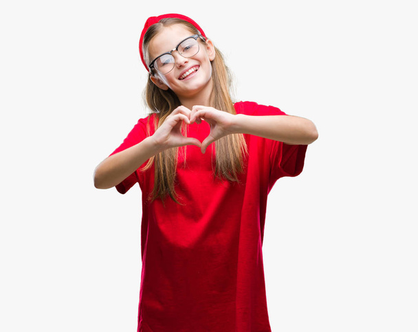 Mooi meisje met bril op geïsoleerde achtergrond glimlachend in liefde met hartsymbool en vorm met de handen. Romantische concept. - Foto, afbeelding