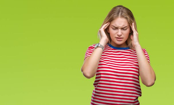 Jeune femme caucasienne sur fond isolé avec la main sur la tête pour la douleur à la tête parce que le stress. Migraine souffrante
. - Photo, image