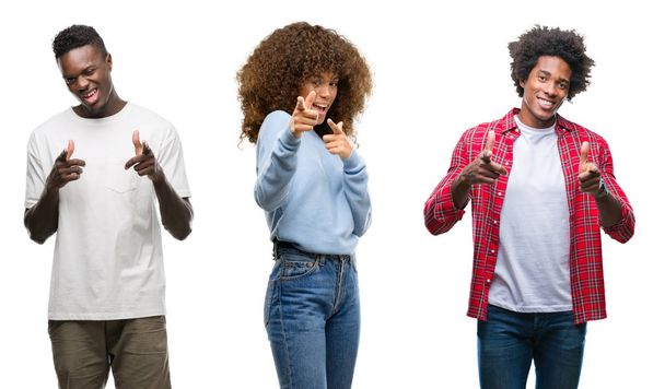 Collage de groupe afro-américain de personnes sur fond isolé pointant du doigt la caméra avec un visage heureux et drôle. Bonne énergie et vibes
. - Photo, image