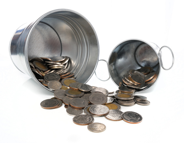 balde de metal cheio de moeda
 - Foto, Imagem