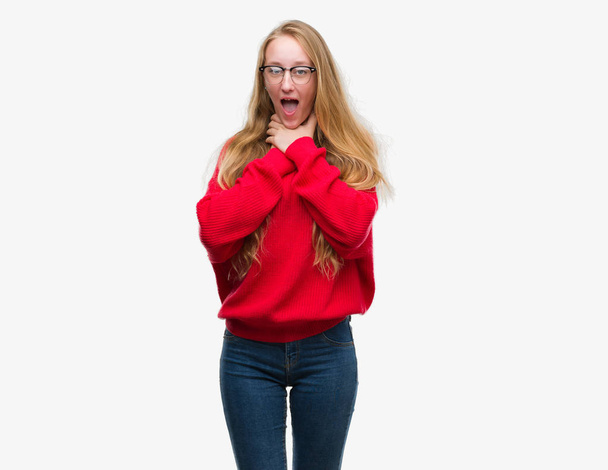 Szőke tizenéves nő visel piros pulóver kiabálás és megfojt, mert fájdalmas megfojtani. Egészségügyi probléma. Megfojt és öngyilkosság. - Fotó, kép