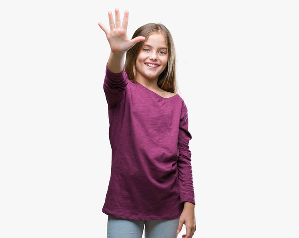 Giovane bella ragazza su sfondo isolato mostrando e indicando con le dita numero cinque sorridendo fiducioso e felice
. - Foto, immagini