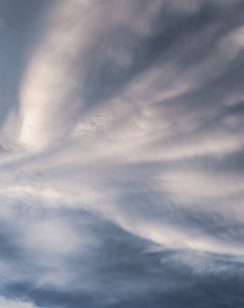 Άσπρα σύννεφα με το μπλε του ουρανού το βράδυ για φόντο, θυελλώδη ημέρα - Φωτογραφία, εικόνα