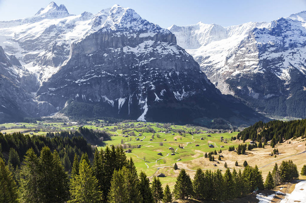 Häuser in kleinen Dörfern und Hotels auf den Berghöhen am Grindelwald erster Gipfel der Schweiz Europa (von der elektrischen Seilbahn aus), Gondel, Lift - Foto, Bild