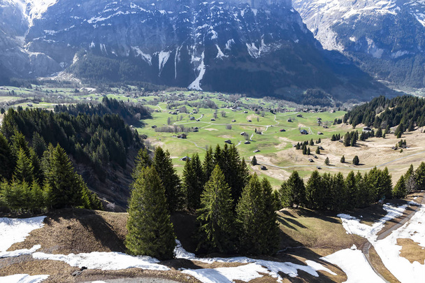 Häuser in kleinem Dorf auf den Bergalpen am Grindelwald erste Spitze Schweiz Europa (von der elektrischen Seilbahn genommen), Gondel, Lift - Foto, Bild