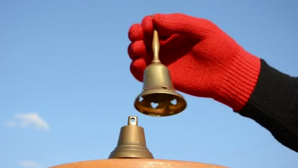 mosazné zvony a ruku s červeným rukavice - Záběry, video