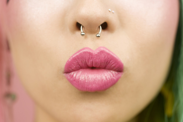 Young woman puckering her lips - Фото, зображення