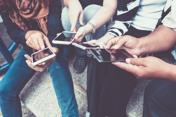 grupo de pessoas usando telefone inteligente para compras on-line ou conceito de comércio eletrônico
 - Foto, Imagem