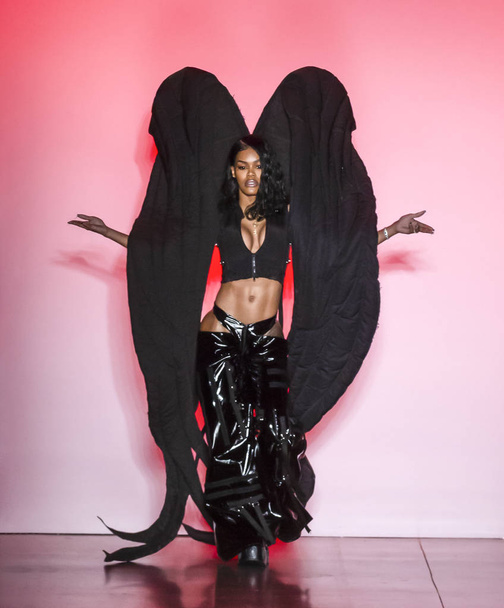 Nowy Jork, Ny - 11 września 2018: Teyana Taylor spacery pasa startowego na pokaz mody Namilia wiosna lato 2019 podczas New York Fashion Week - Zdjęcie, obraz