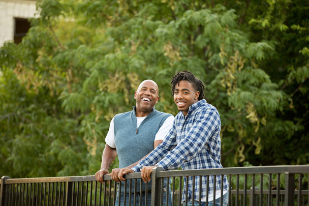 Afro-Amerikaanse vader en zijn volwassen zoon. - Foto, afbeelding