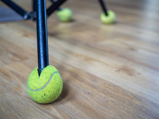 Крупный план штатив носить зеленый теннисный мяч для предотвращения трения на полу
. - Фото, изображение