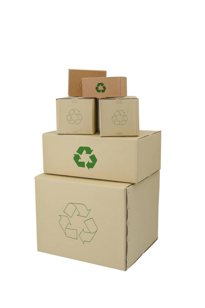 Κουτιά από χαρτόνι, με το σύμβολο ανακύκλωσης σε διαφορετικά μεγέθη στοιβάζονται κουτιά που απομονώνονται σε λευκό φόντο με διαδρομή αποκοπής - Φωτογραφία, εικόνα