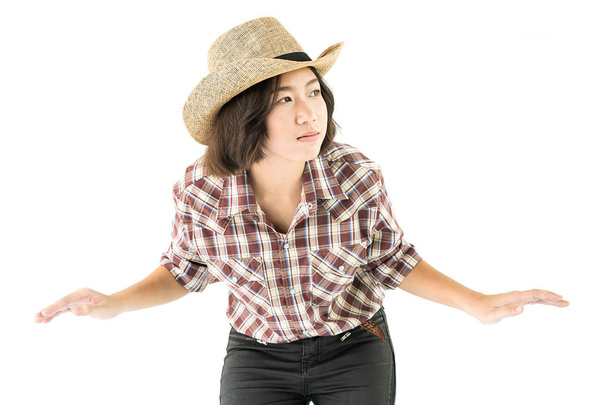 Νέοι όμορφη γυναίκα σε ένα καπέλο και το καρό πουκάμισο που θέτουν σε studio με απομονωμένα σε λευκό φόντο - Φωτογραφία, εικόνα