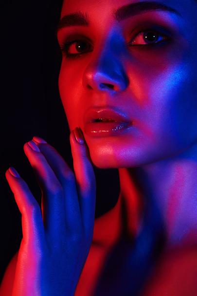 Smyslná žena barevný portrét. Krásná dívka v červené a modré jasná světla - Fotografie, Obrázek