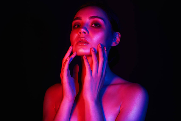 官能的な若い女性のカラフルな肖像画。赤と青の明るいライトで美しい少女 - 写真・画像