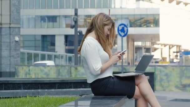 Молодая бизнесвумен работает на ноутбуке в бизнес-центре городского парка
 - Кадры, видео