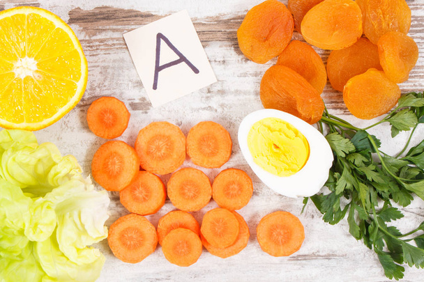 Productos nutritivos que contienen vitamina A y fibra, concepto de nutrición saludable como fuente de minerales naturales - Foto, Imagen