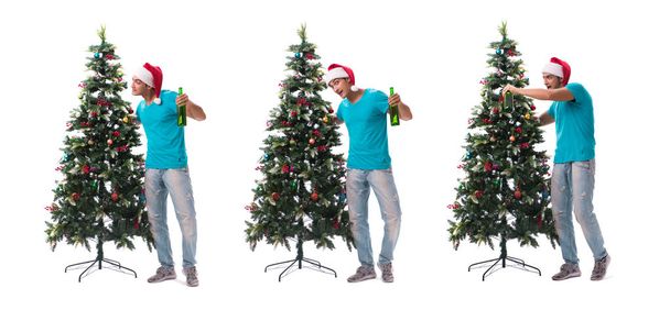 Giovane uomo decorazione albero di Natale isolato su bianco - Foto, immagini