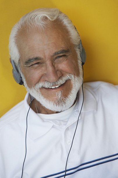 Happy Senior Man Écouter de la musique à travers des écouteurs
 - Photo, image